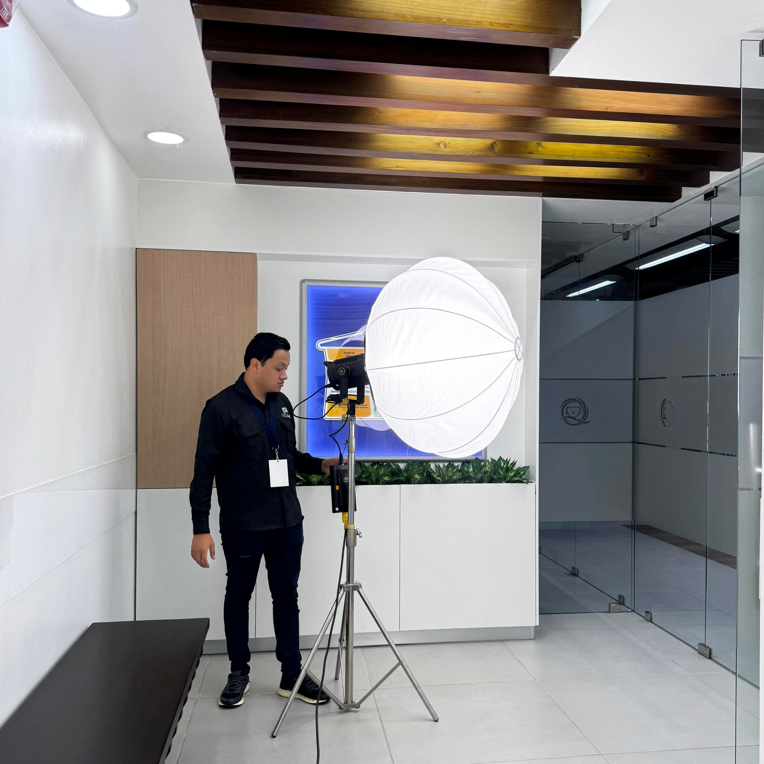 Fotógrafo profesional de Lega C Studios documentando procesos industriales en la planta de producción de Corbuma Corp en Guatemala.