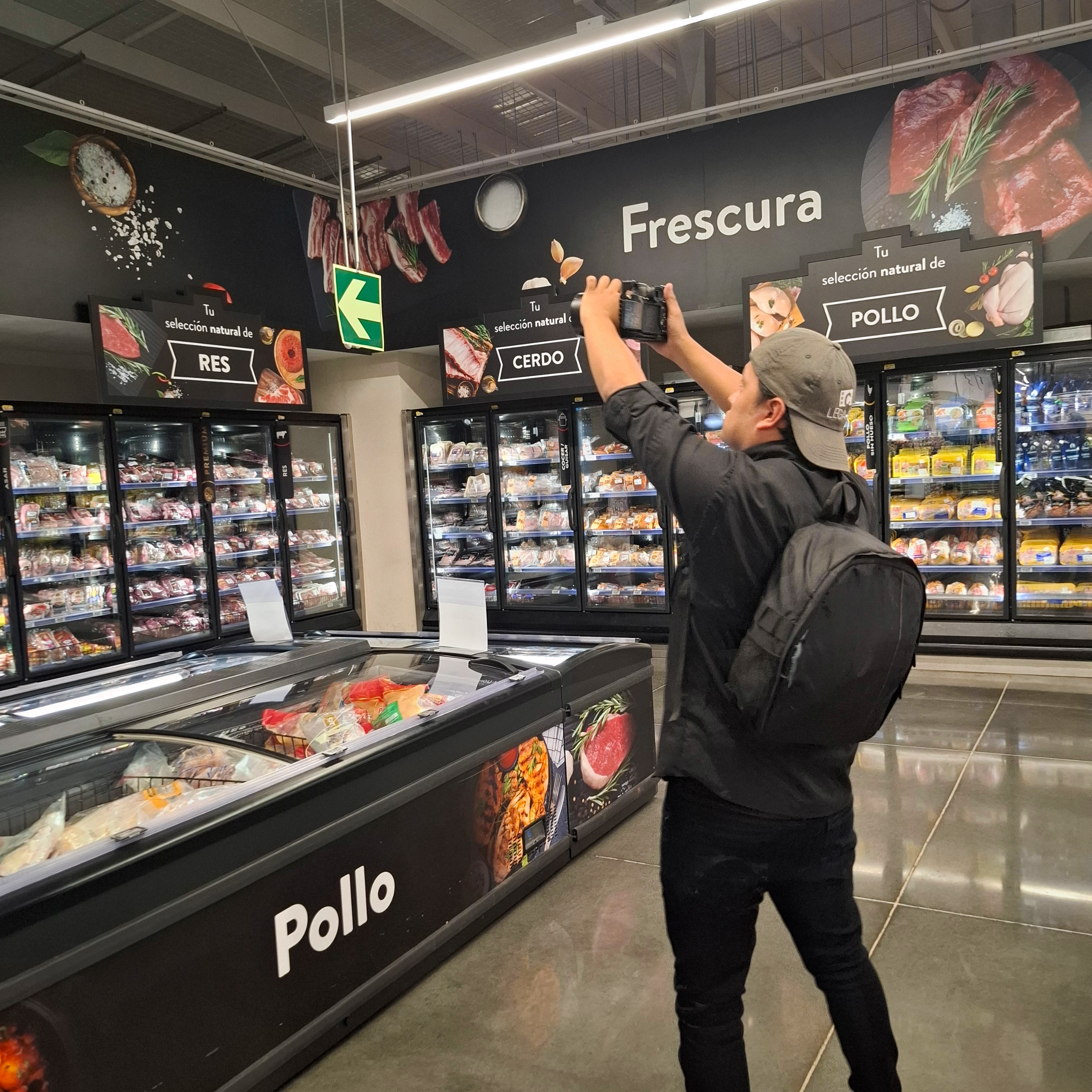 Equipo de Lega C Studios realizando fotografía corporativa en una tienda Walmart en Guatemala