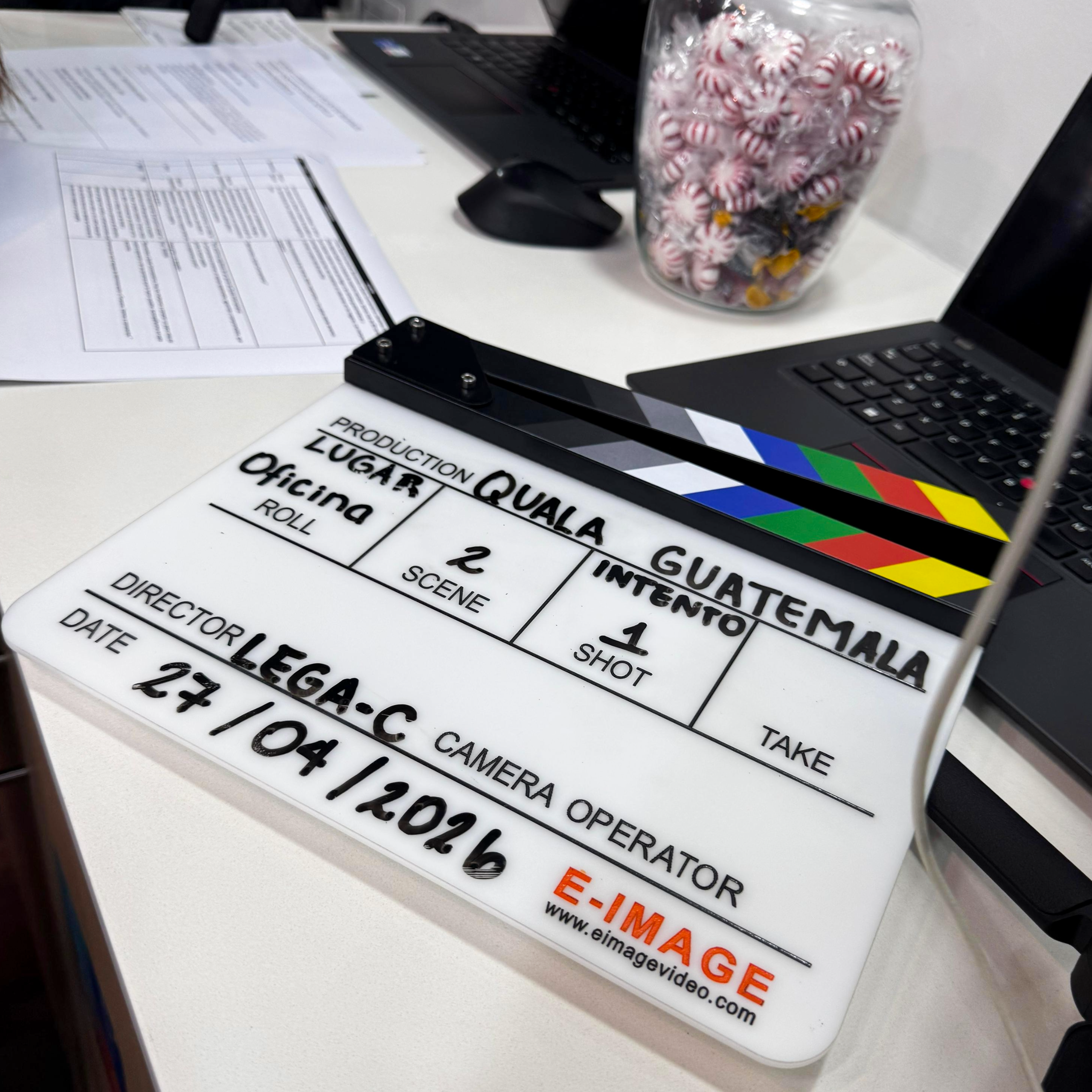 Videógrafo de Lega C Studios grabando contenido corporativo en oficinas de Quala Guatemala. Videógrafo de Lega C Studios grabando contenido corporativo en oficinas de Quala Guatemala.