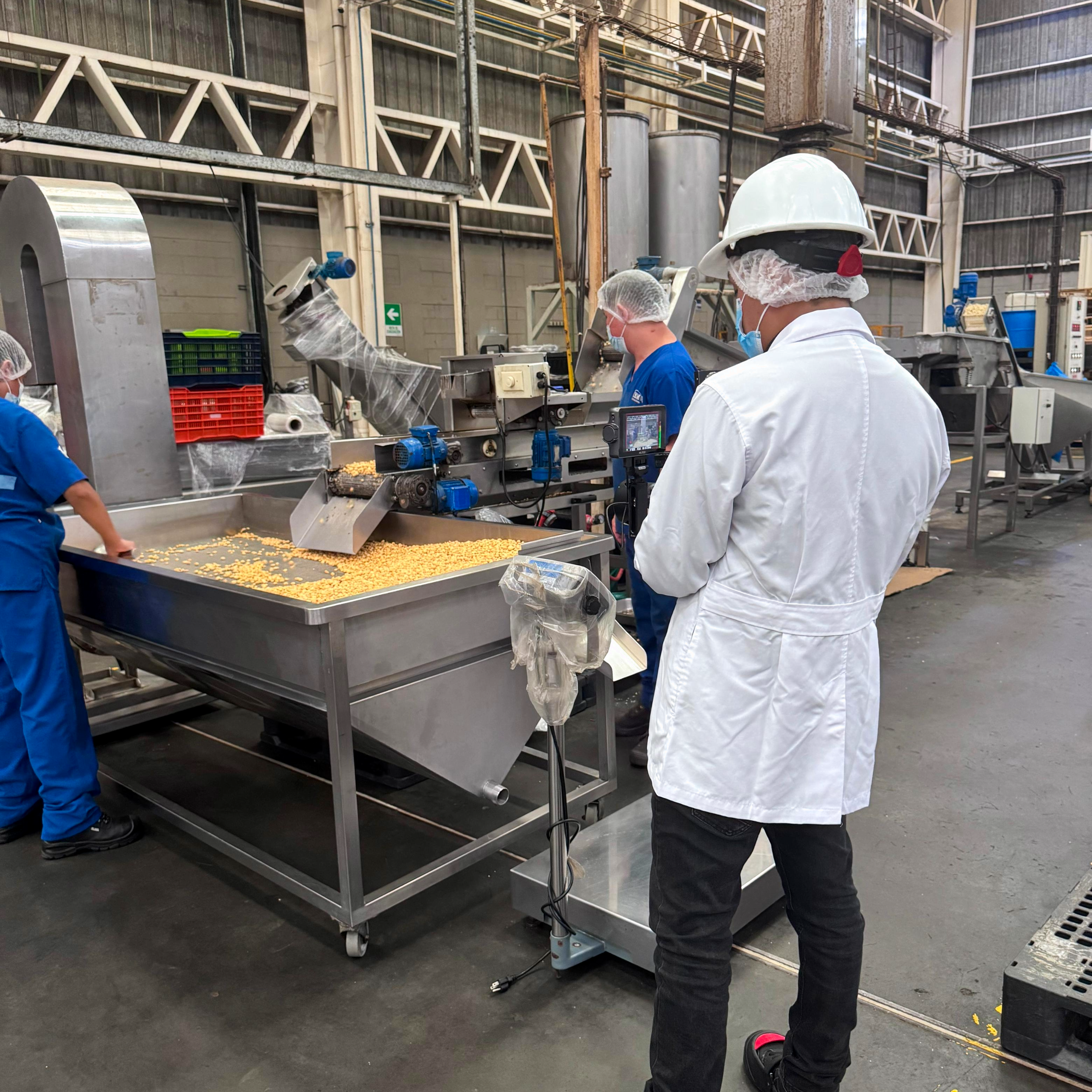 Sesión de fotografía industrial durante la documentación de procesos de manufactura en Corbuma Corp. Sesión de fotografía industrial durante la documentación de procesos de manufactura en Corbuma Corp.