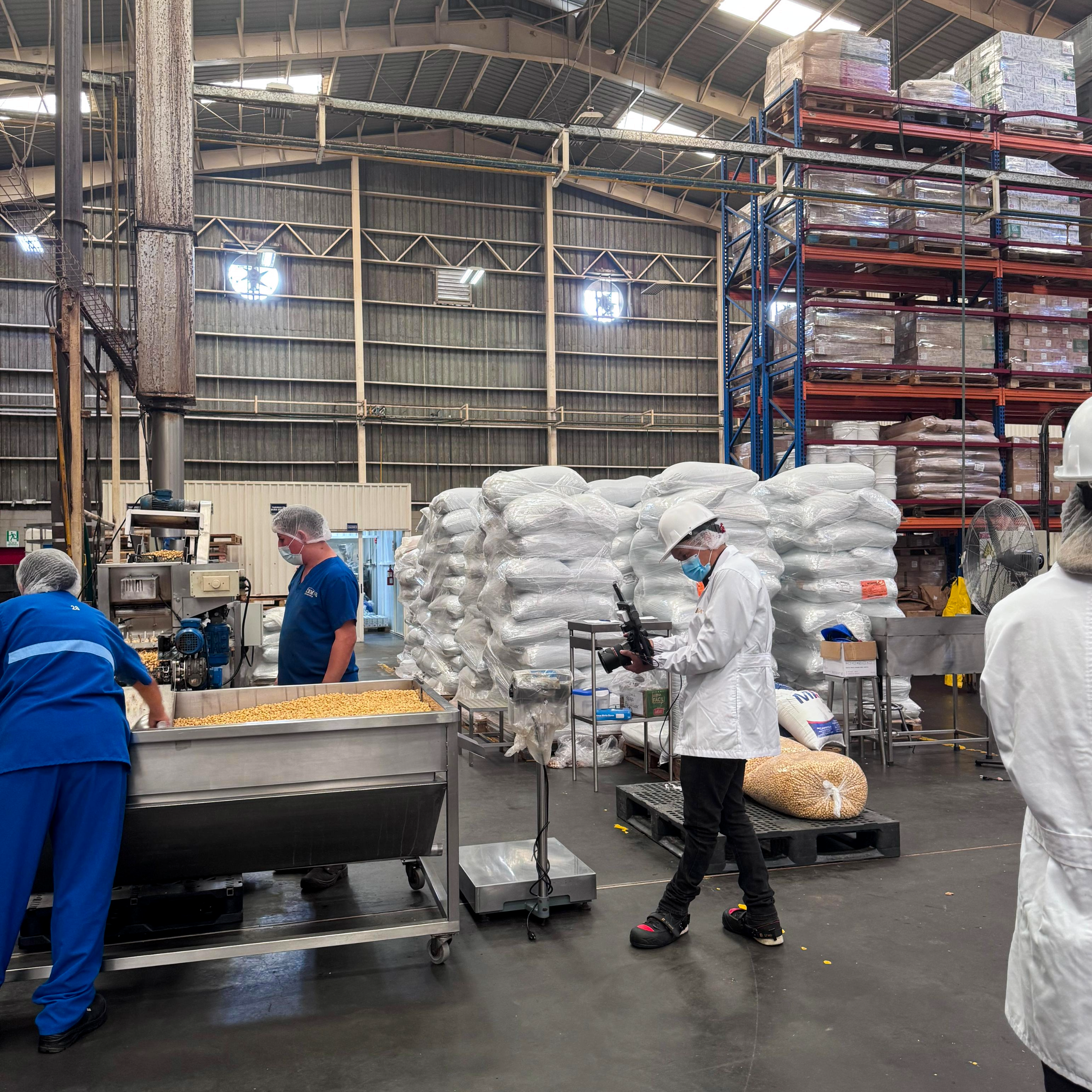Fotógrafo profesional de Lega C Studios documentando procesos industriales en la planta de producción de Corbuma Corp en Guatemala. Fotógrafo profesional de Lega C Studios documentando procesos industriales en la planta de producción de Corbuma Corp en Guatemala.
