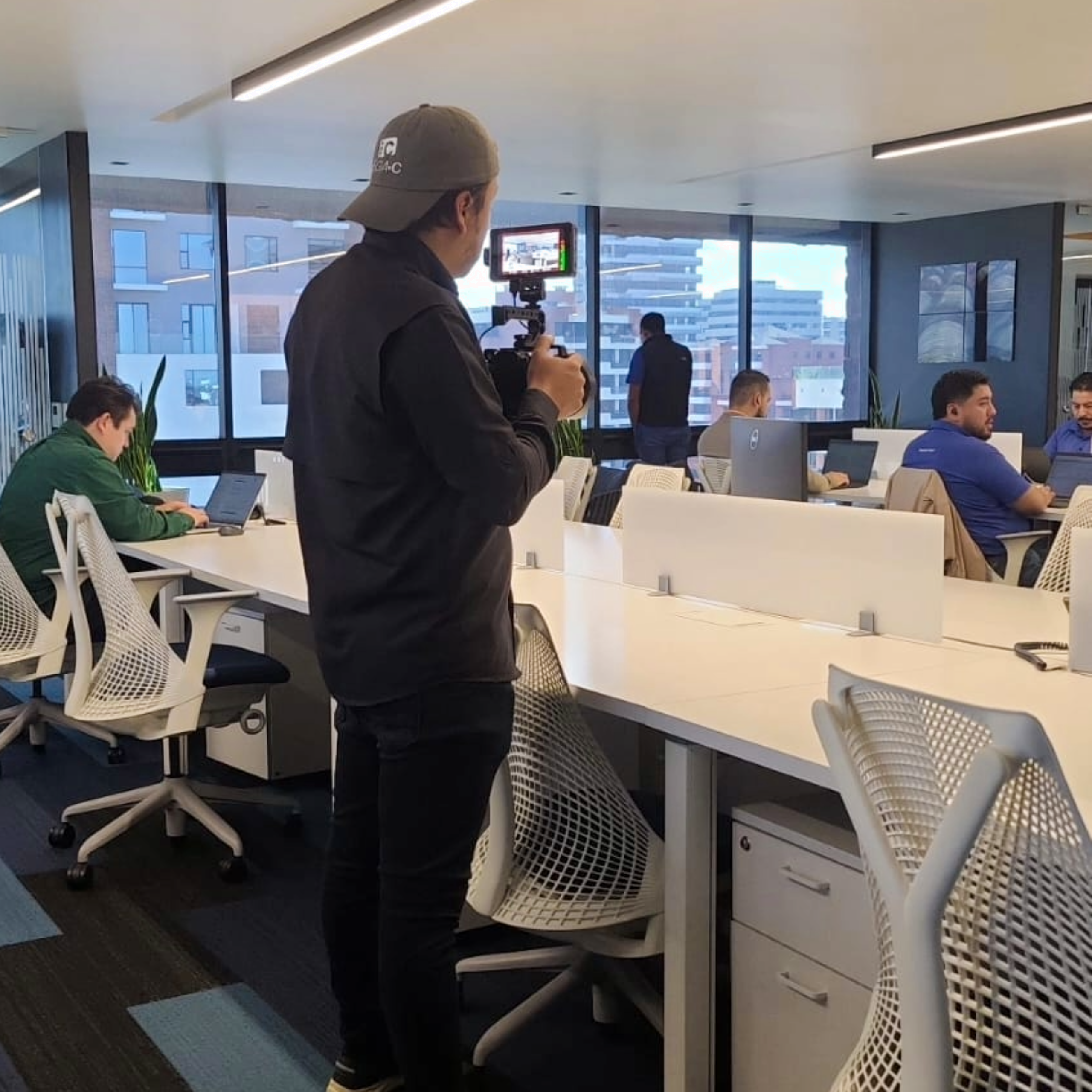 Producción audiovisual para cursos eLearning de Grupo AG utilizando cámara Sony Mirrorless y monitor profesional durante grabación corporativa en oficinas. Producción audiovisual para cursos eLearning de Grupo AG utilizando cámara Sony Mirrorless y monitor profesional durante grabación corporativa en oficinas.